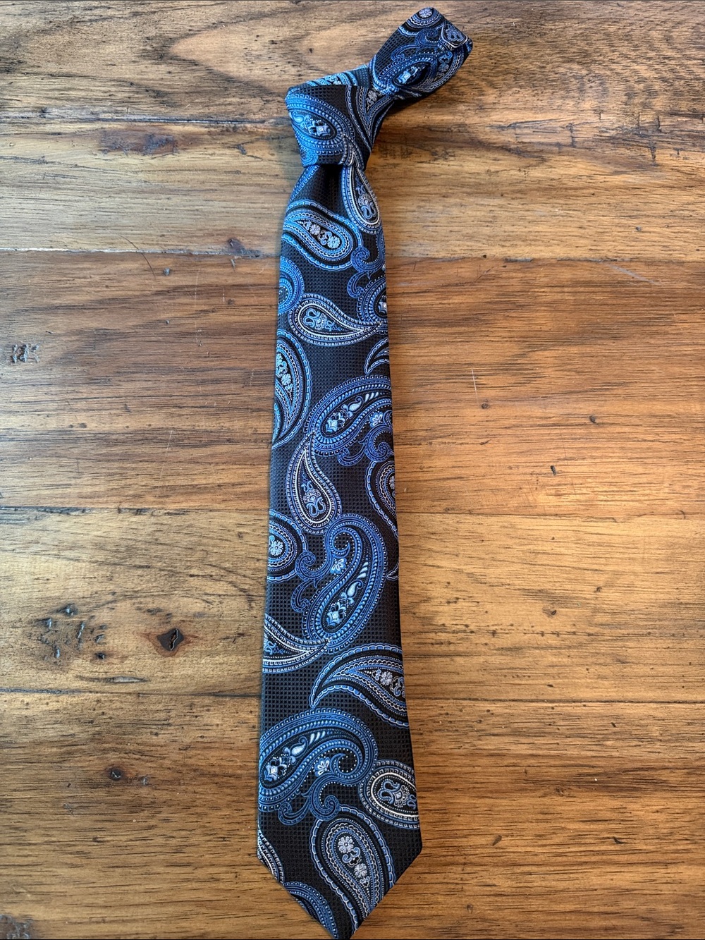Daniel Cremieux silk tie.